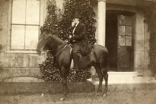 Darwin e seu cavalo Tommy, ao lado de fora de sua casa. No verso de uma cópia desta fotografia ele escreveu "Hurra! - nenhum trabalho hoje!"
